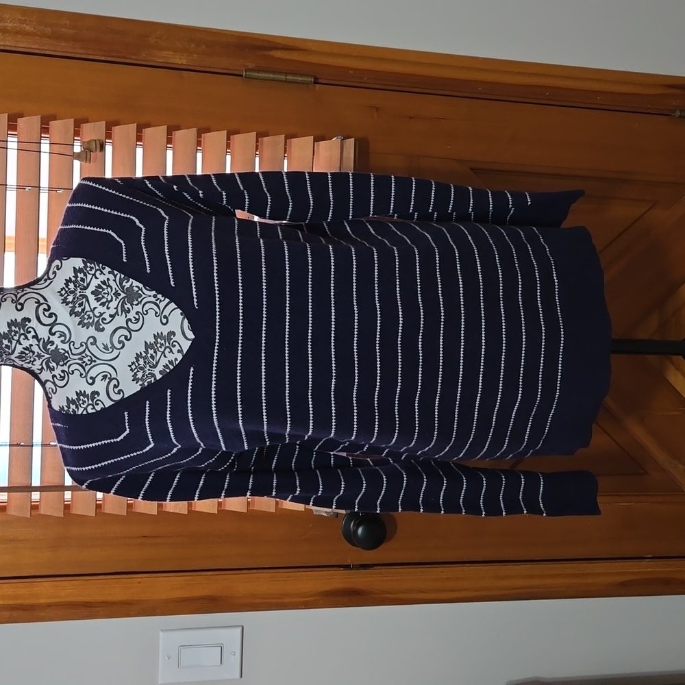 Gap v-neck navy blue striped sweater in Large tall